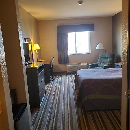 Super 8 By Wyndham Iola Ks Hotel Екстериор снимка