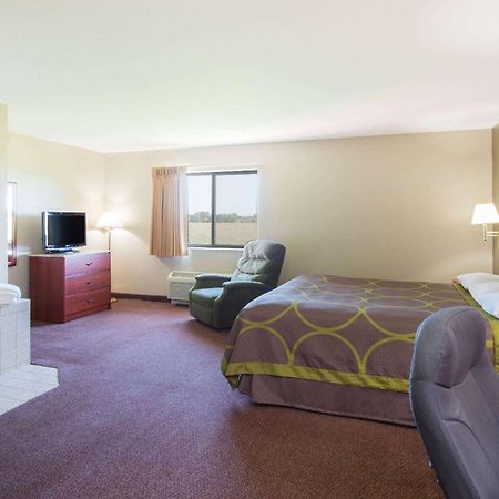 Super 8 By Wyndham Iola Ks Hotel Екстериор снимка