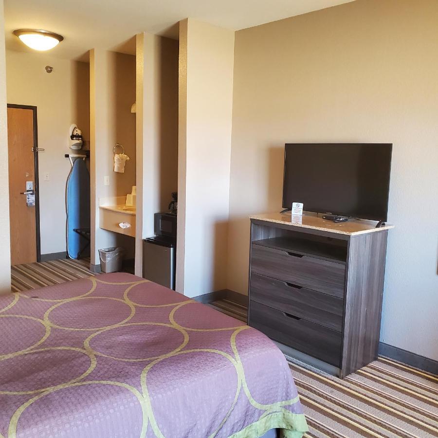 Super 8 By Wyndham Iola Ks Hotel Екстериор снимка