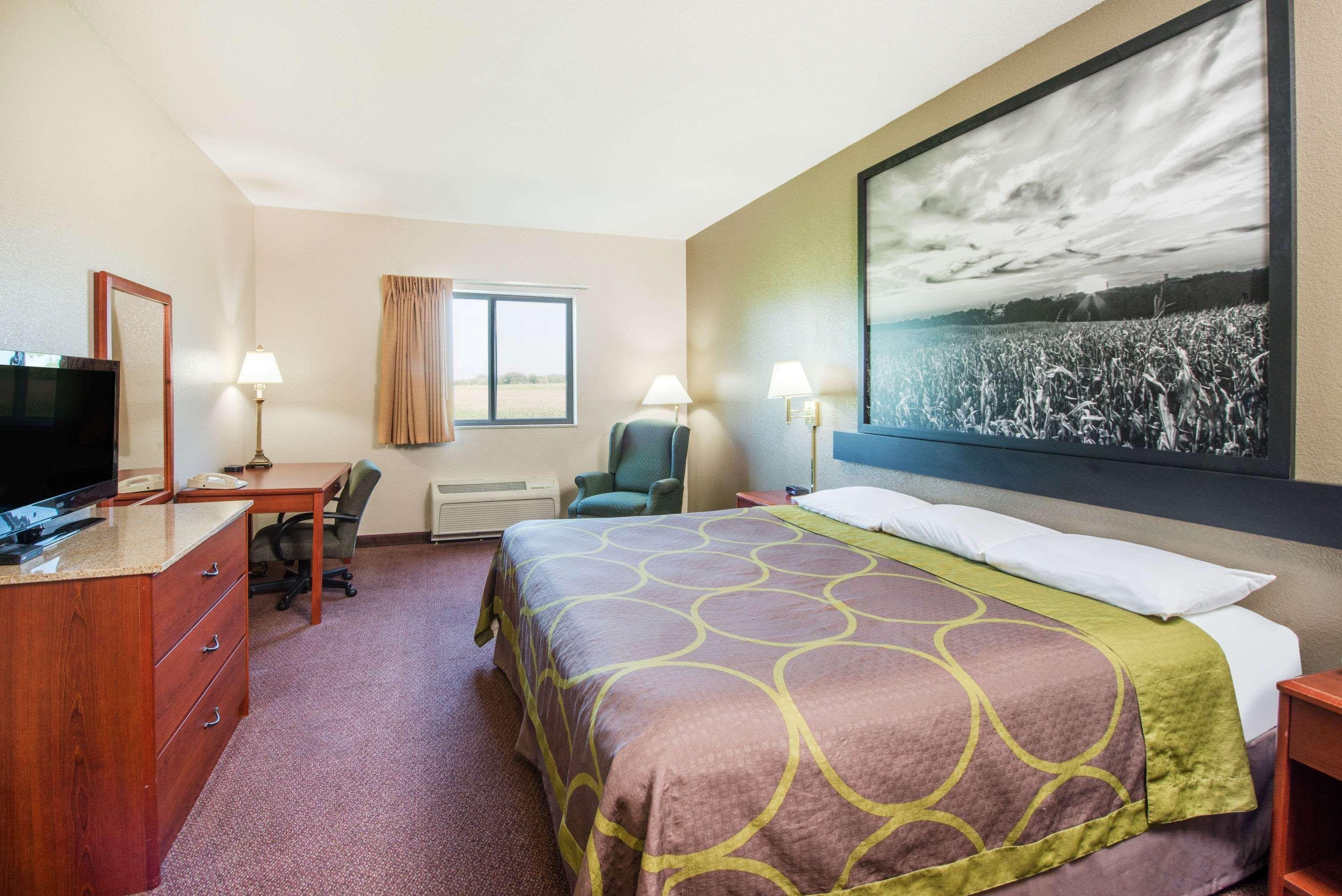 Super 8 By Wyndham Iola Ks Hotel Екстериор снимка