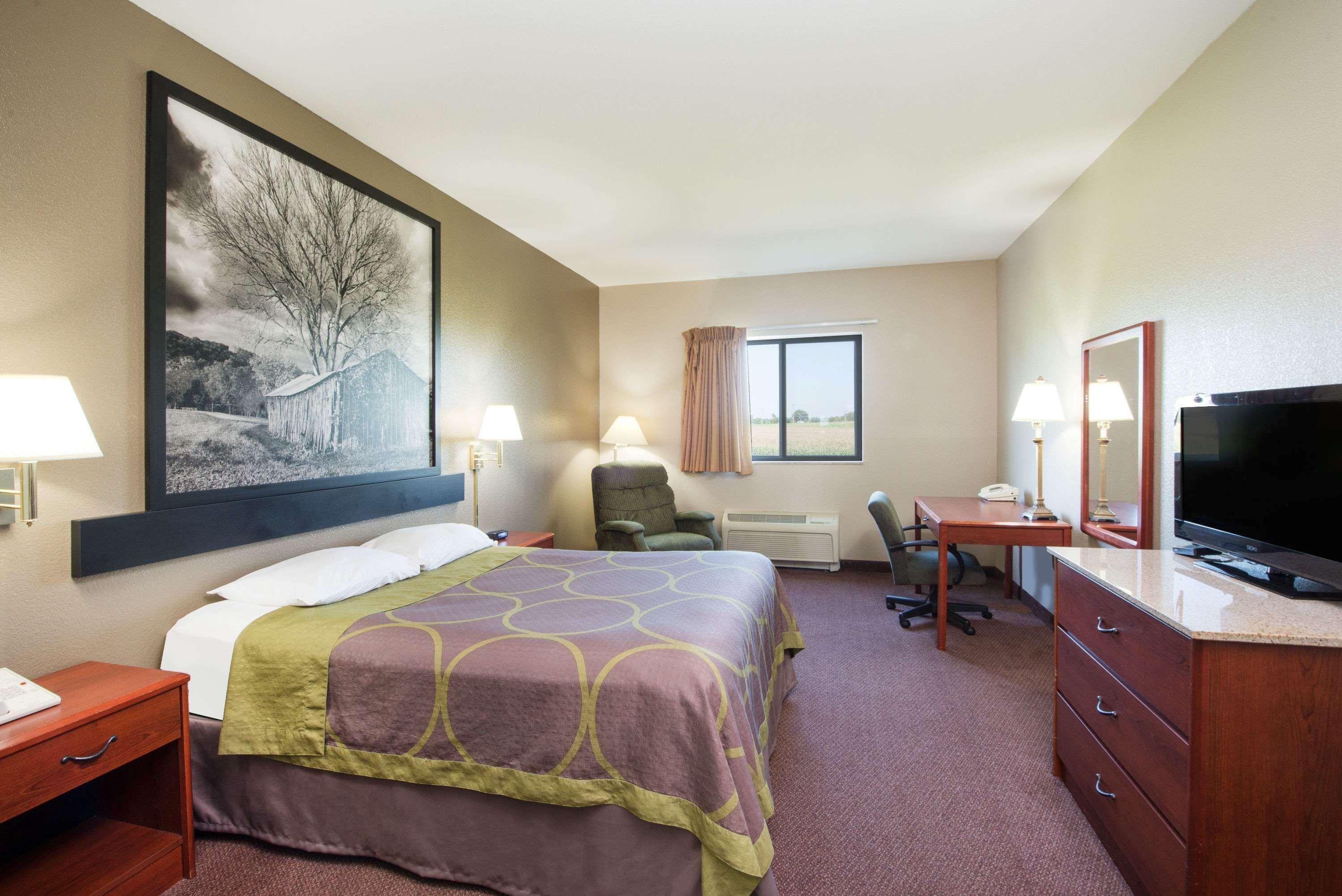 Super 8 By Wyndham Iola Ks Hotel Екстериор снимка