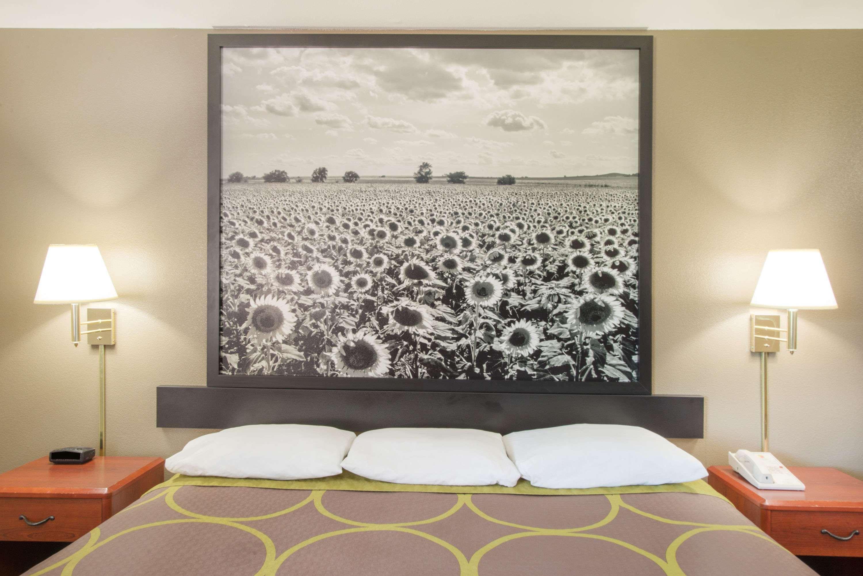 Super 8 By Wyndham Iola Ks Hotel Екстериор снимка