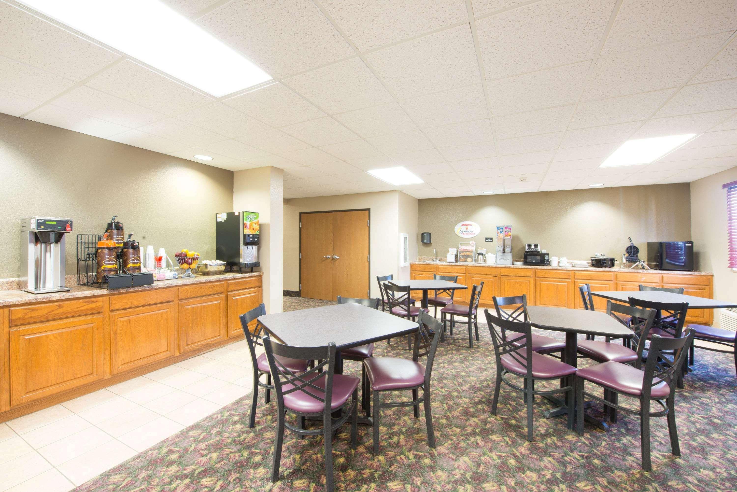 Super 8 By Wyndham Iola Ks Hotel Екстериор снимка