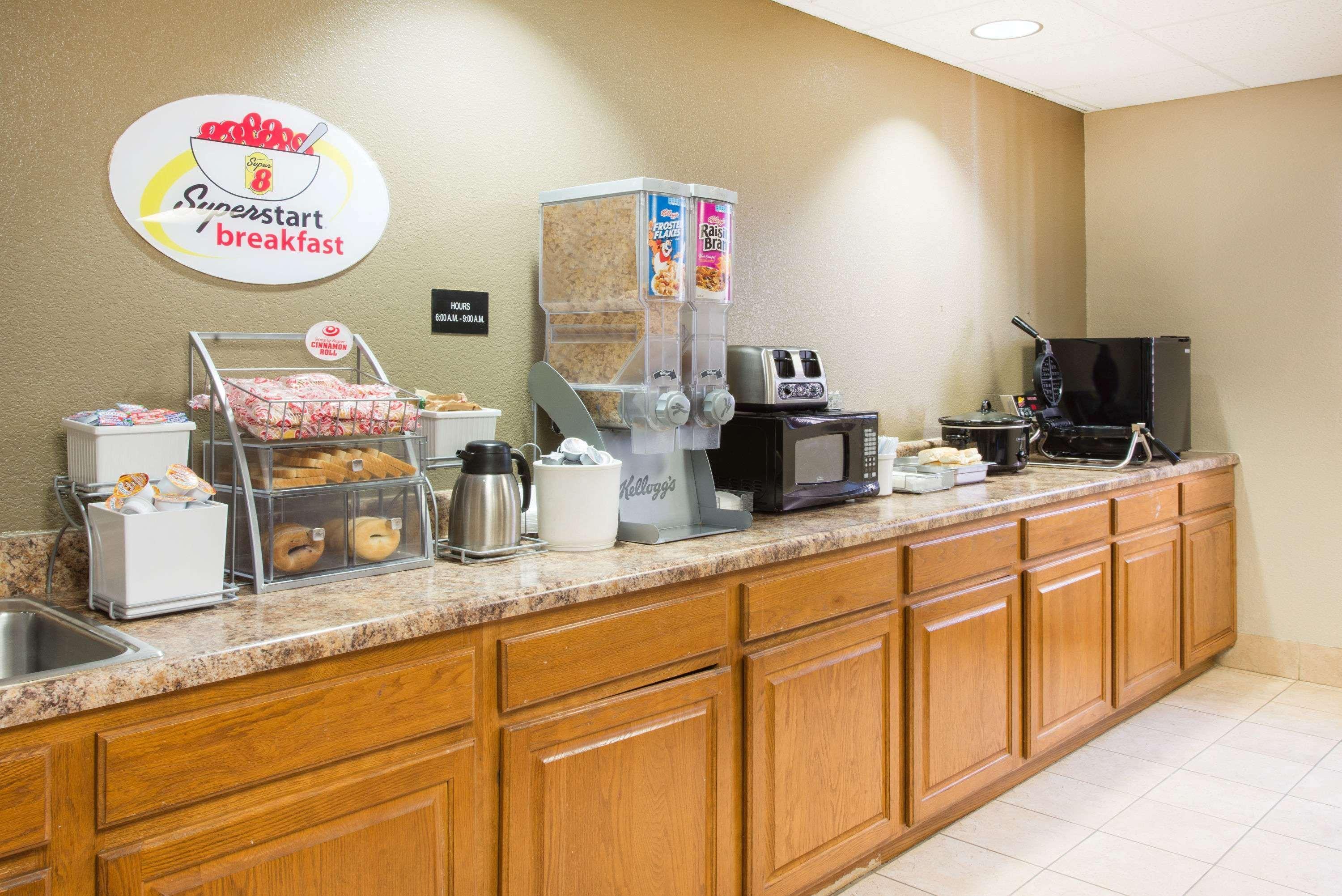 Super 8 By Wyndham Iola Ks Hotel Екстериор снимка