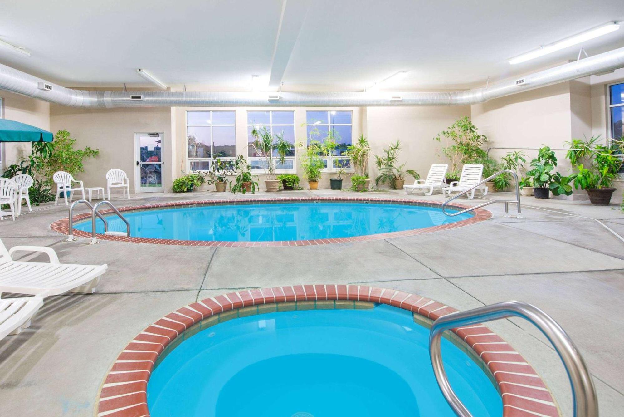 Super 8 By Wyndham Iola Ks Hotel Екстериор снимка