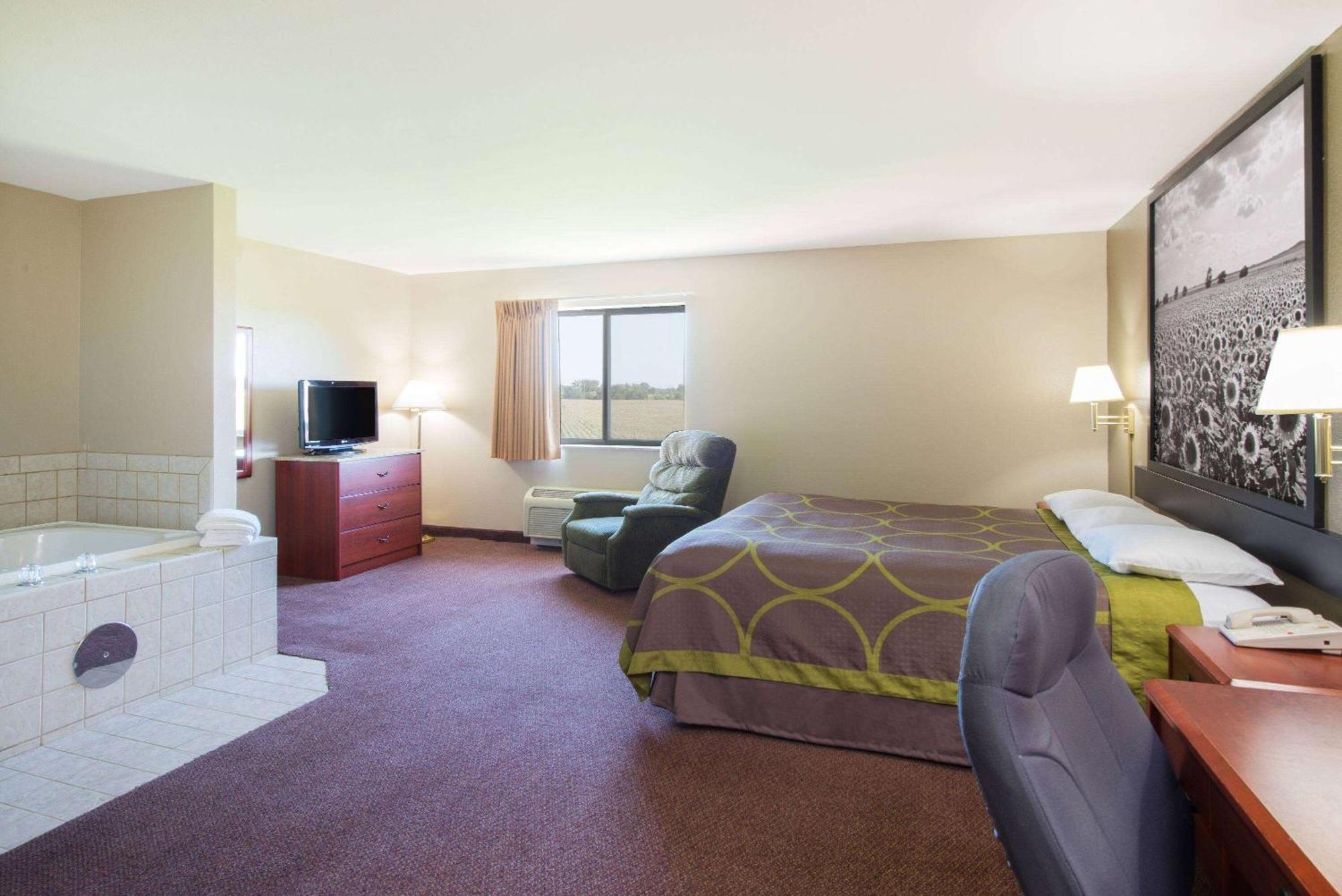 Super 8 By Wyndham Iola Ks Hotel Екстериор снимка
