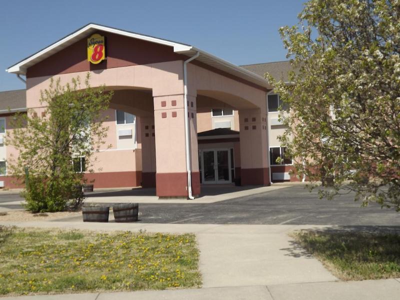 Super 8 By Wyndham Iola Ks Hotel Екстериор снимка