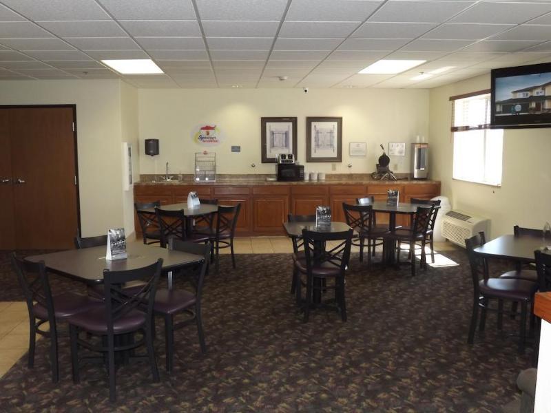 Super 8 By Wyndham Iola Ks Hotel Екстериор снимка