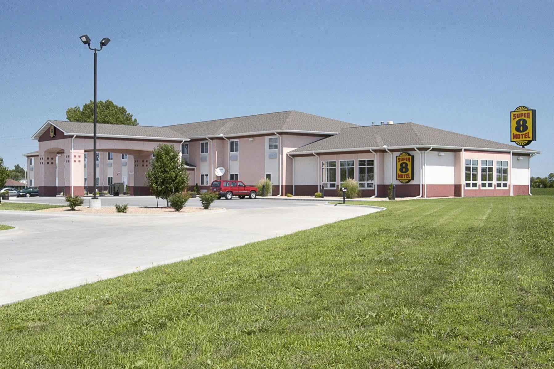 Super 8 By Wyndham Iola Ks Hotel Екстериор снимка
