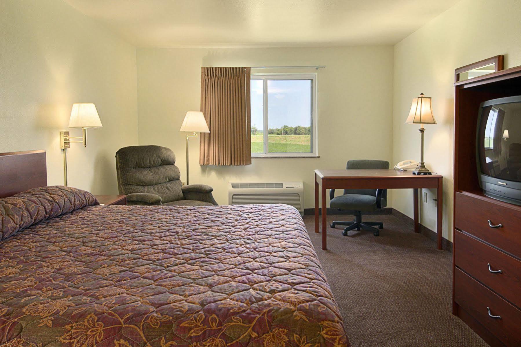 Super 8 By Wyndham Iola Ks Hotel Екстериор снимка
