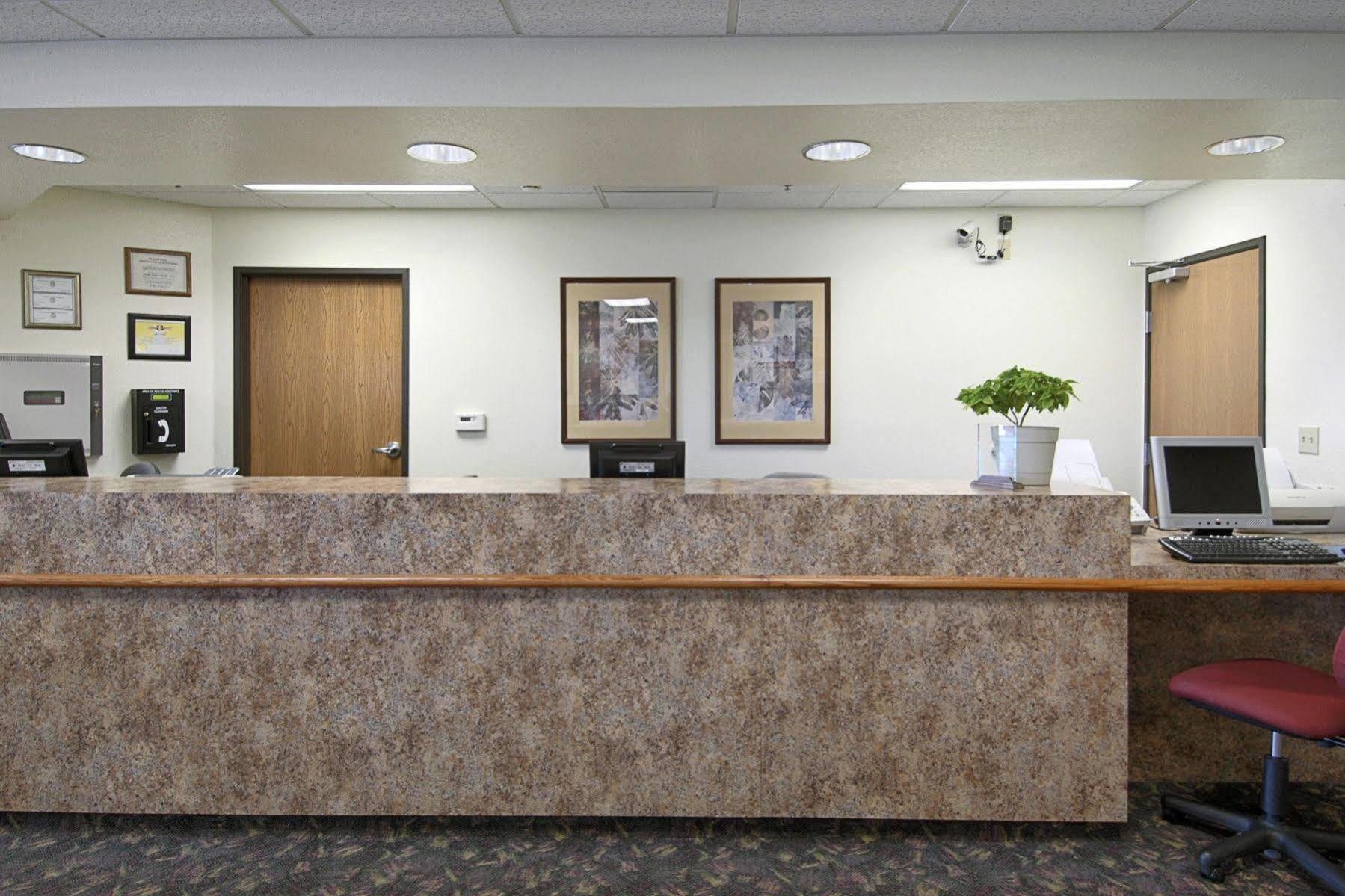 Super 8 By Wyndham Iola Ks Hotel Екстериор снимка