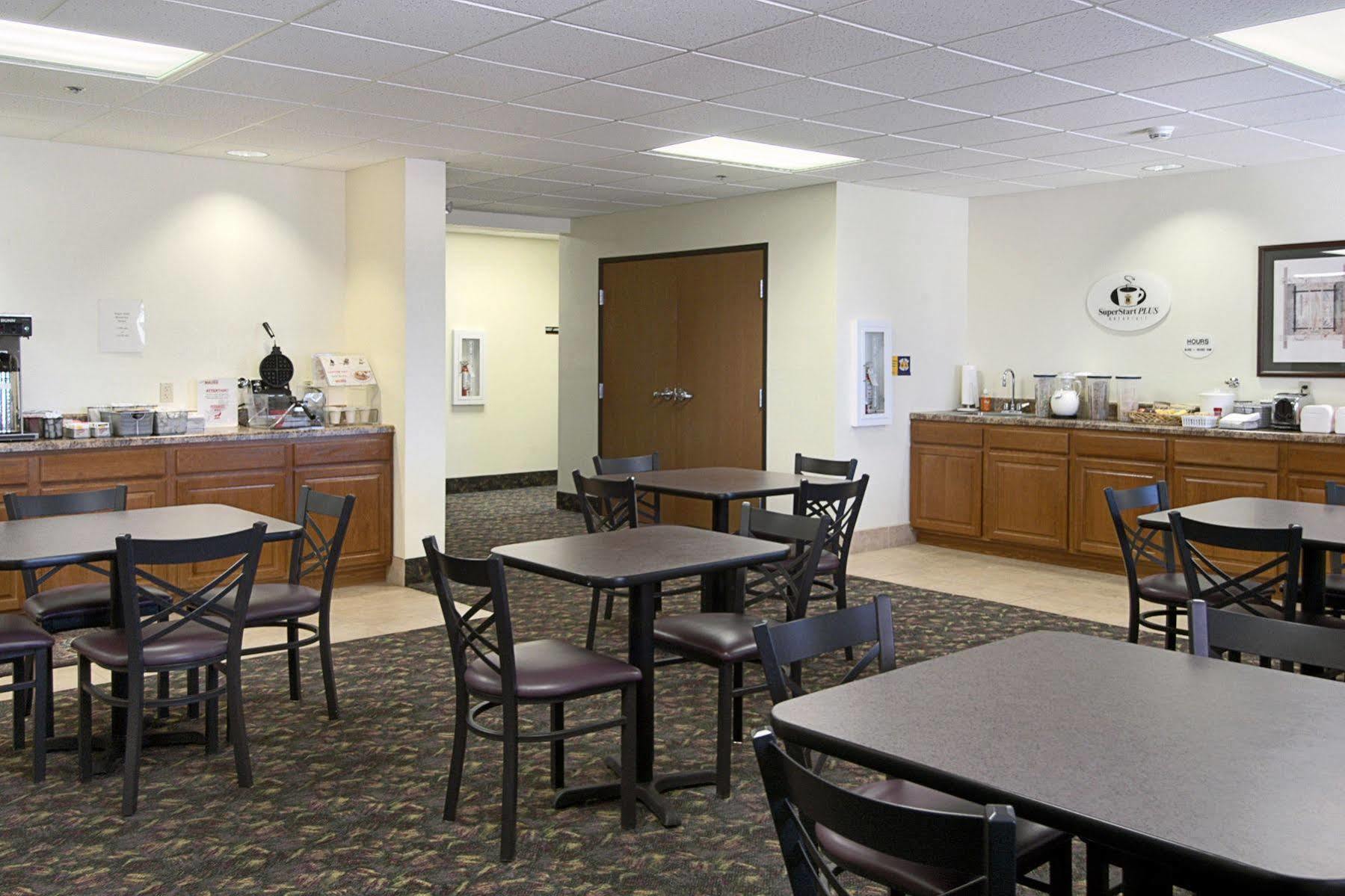 Super 8 By Wyndham Iola Ks Hotel Екстериор снимка