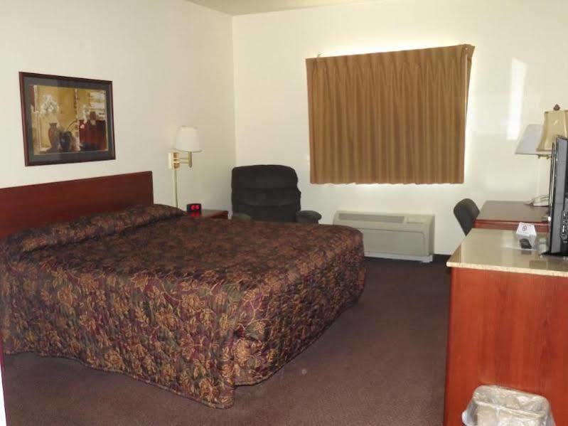 Super 8 By Wyndham Iola Ks Hotel Екстериор снимка