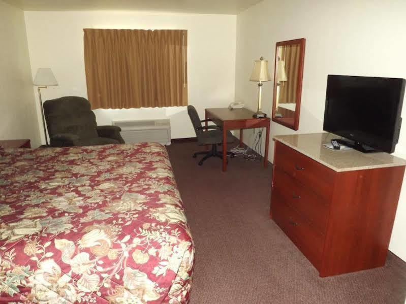Super 8 By Wyndham Iola Ks Hotel Екстериор снимка