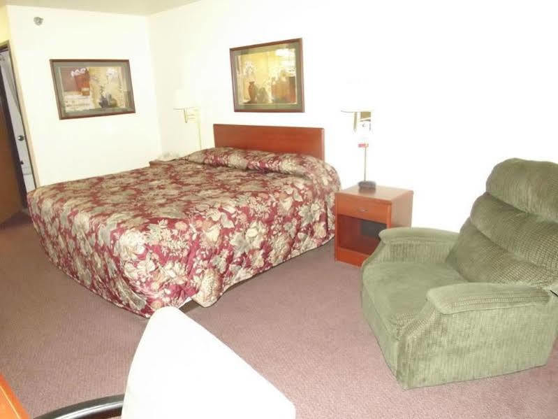 Super 8 By Wyndham Iola Ks Hotel Екстериор снимка