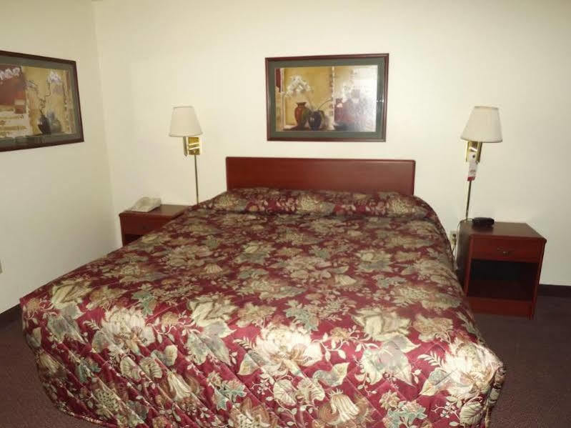Super 8 By Wyndham Iola Ks Hotel Екстериор снимка