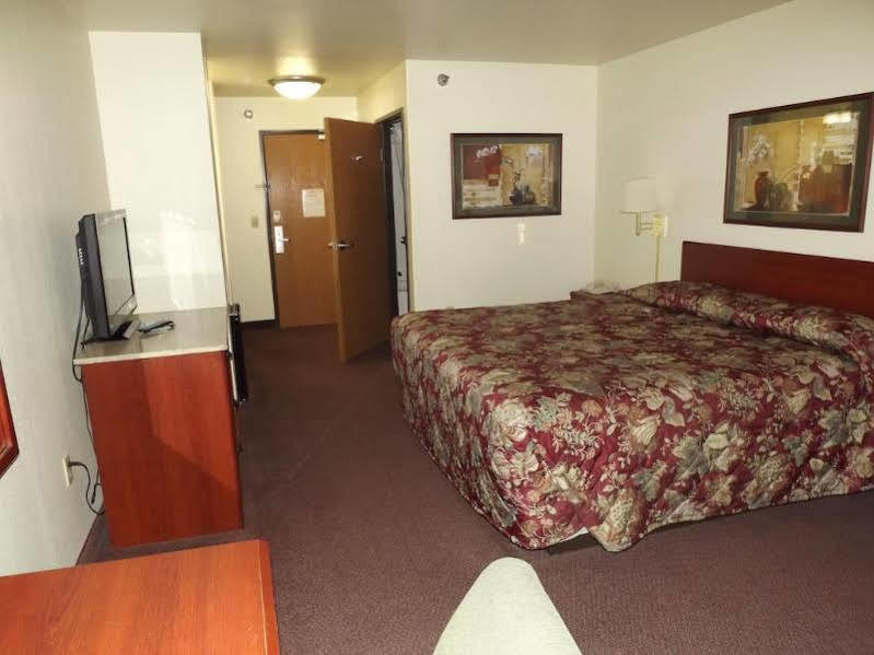 Super 8 By Wyndham Iola Ks Hotel Екстериор снимка