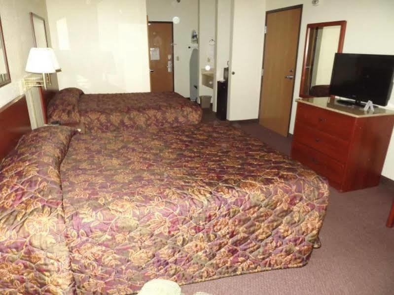 Super 8 By Wyndham Iola Ks Hotel Екстериор снимка