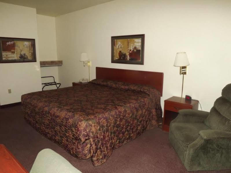 Super 8 By Wyndham Iola Ks Hotel Екстериор снимка