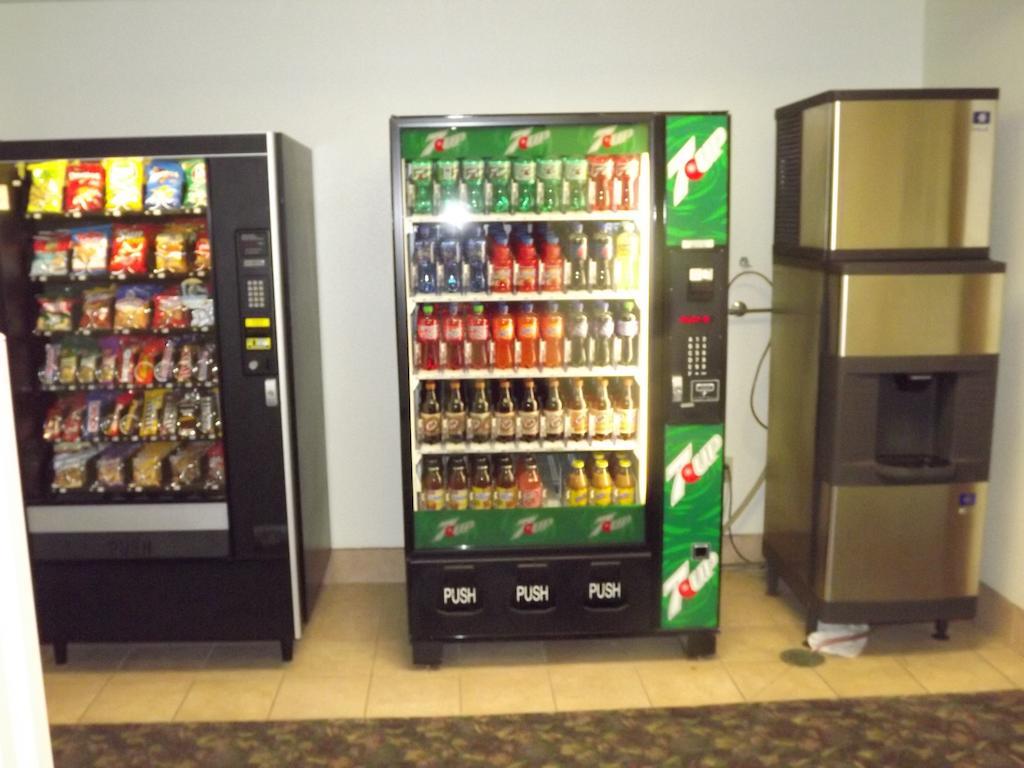 Super 8 By Wyndham Iola Ks Hotel Екстериор снимка