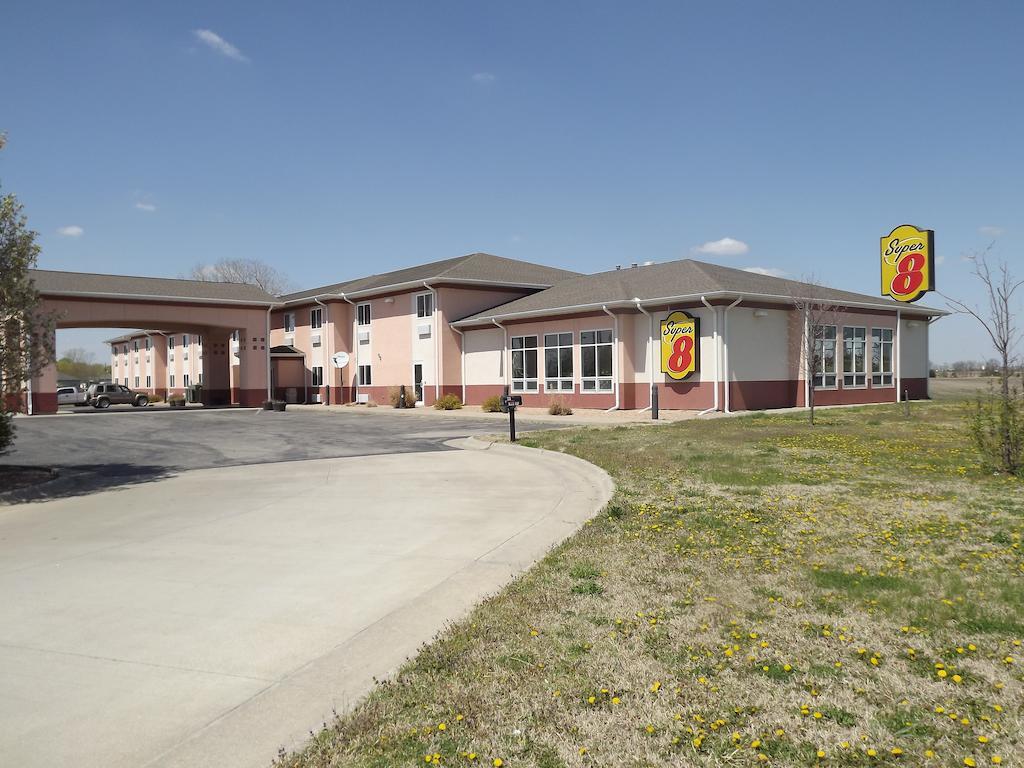 Super 8 By Wyndham Iola Ks Hotel Екстериор снимка